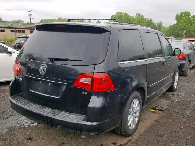 2C4RVABGXCR136252 - 2012 VOLKSWAGEN ROUTAN SE BLACK photo 4