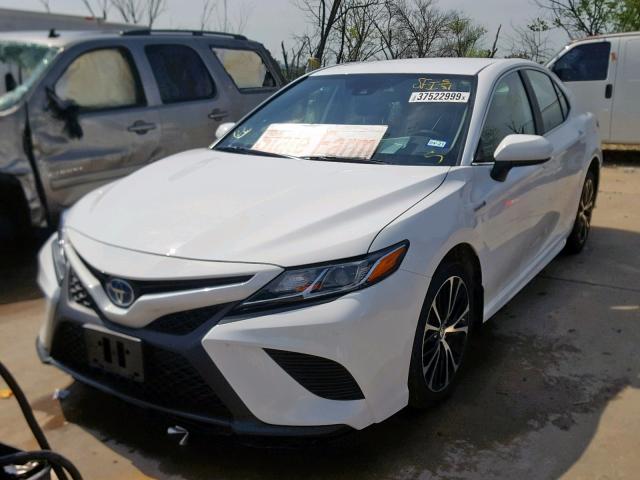 4T1B21HKXKU517571 - 2019 TOYOTA CAMRY HYBR WHITE photo 2