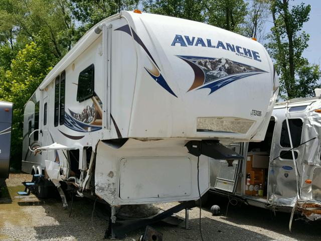 4YDF32021BE760729 - 2011 KEYSTONE AVALANCHE WHITE photo 1