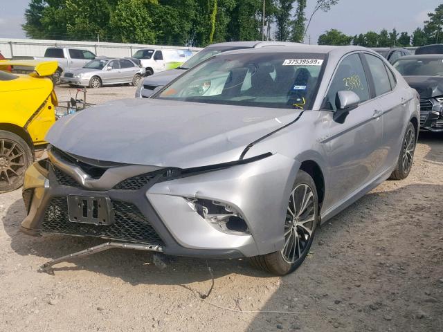 4T1B21HK2JU001977 - 2018 TOYOTA CAMRY HYBR SILVER photo 2