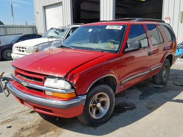 1GNCS13W9W2256297 - 1998 CHEVROLET BLAZER RED photo 2