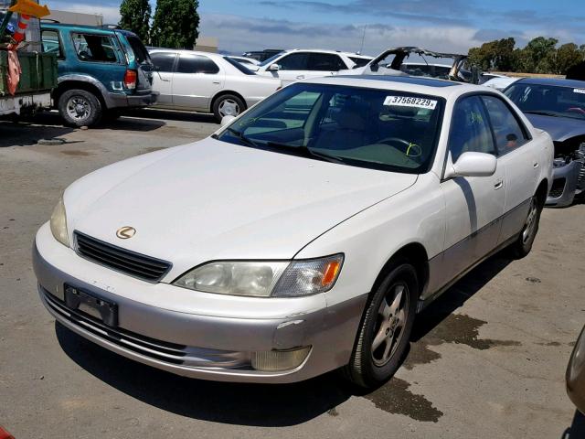 JT8BF28G5W0129122 - 1998 LEXUS ES 300 WHITE photo 2