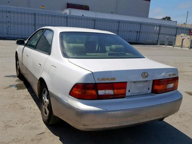 JT8BF28G5W0129122 - 1998 LEXUS ES 300 WHITE photo 3