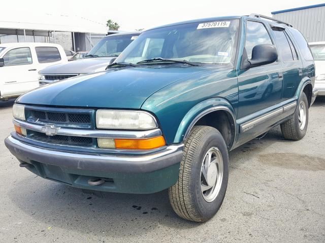 1GNDT13W4W2100539 - 1998 CHEVROLET BLAZER GREEN photo 2