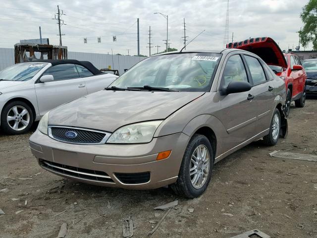 1FAFP34N45W256164 - 2005 FORD FOCUS ZX4 GOLD photo 2