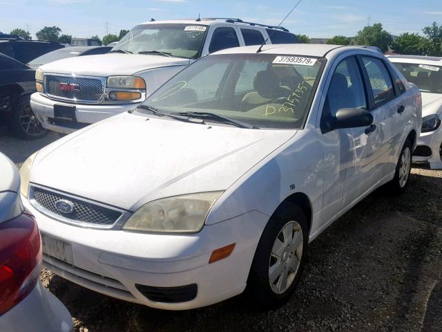 1FAHP34N77W331032 - 2007 FORD FOCUS ZX4 WHITE photo 2