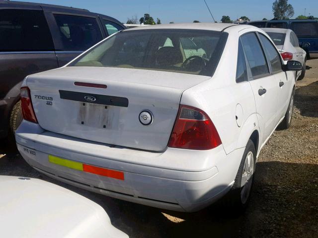 1FAHP34N77W331032 - 2007 FORD FOCUS ZX4 WHITE photo 4