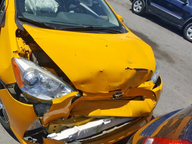 JTDKDTB33E1065030 - 2014 TOYOTA PRIUS C YELLOW photo 7