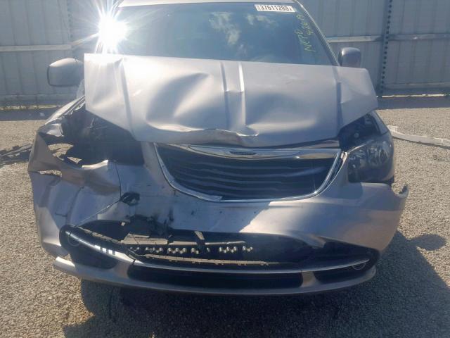 2C4RC1HG7GR159717 - 2016 CHRYSLER TOWN & COU SILVER photo 9