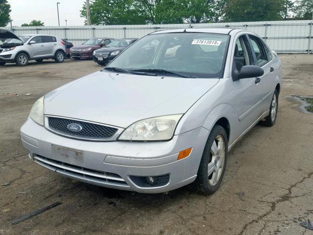 1FAFP34N36W103633 - 2006 FORD FOCUS ZX4 SILVER photo 2