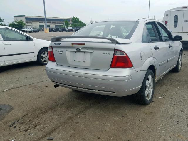 1FAFP34N36W103633 - 2006 FORD FOCUS ZX4 SILVER photo 4