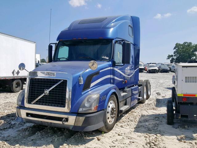 4V4NC9GH27N479018 - 2007 VOLVO VN VNL BLUE photo 2