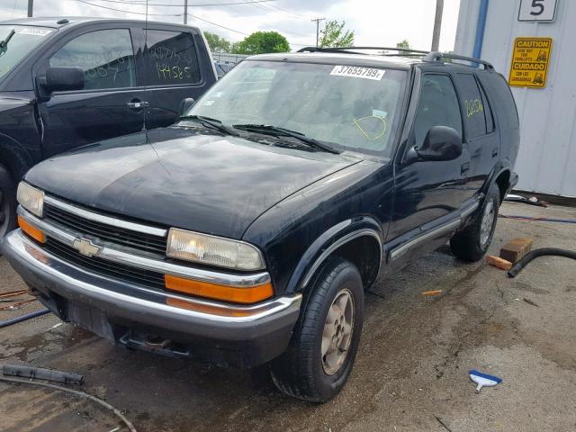 1GNDT13W9W2159280 - 1998 CHEVROLET BLAZER BLACK photo 2