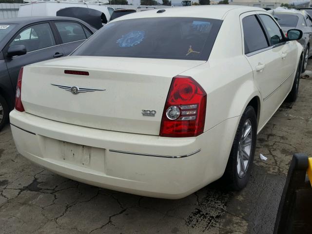 2C3KA53V59H592650 - 2009 CHRYSLER 300 TOURIN WHITE photo 4