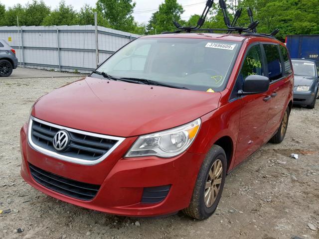 2V8HW44109R579624 - 2009 VOLKSWAGEN ROUTAN S RED photo 2