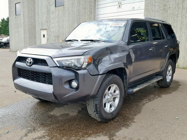 JTEBU5JR9J5506532 - 2018 TOYOTA 4RUNNER SR GRAY photo 2