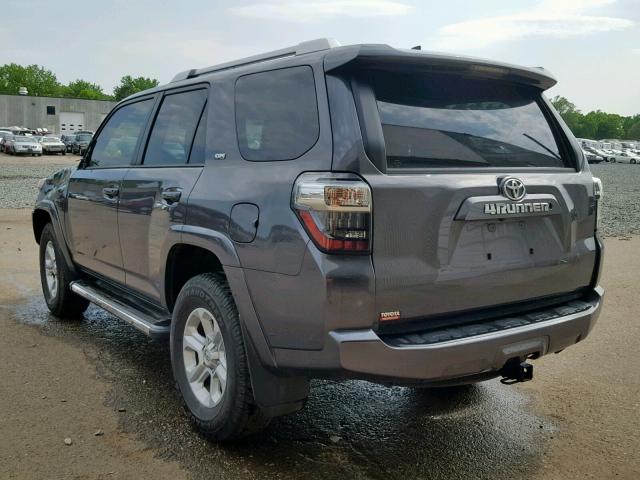 JTEBU5JR9J5506532 - 2018 TOYOTA 4RUNNER SR GRAY photo 3