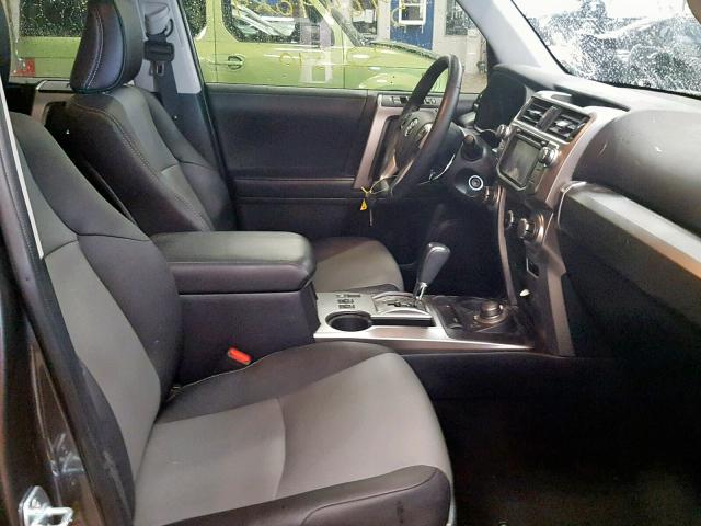 JTEBU5JR9J5506532 - 2018 TOYOTA 4RUNNER SR GRAY photo 5