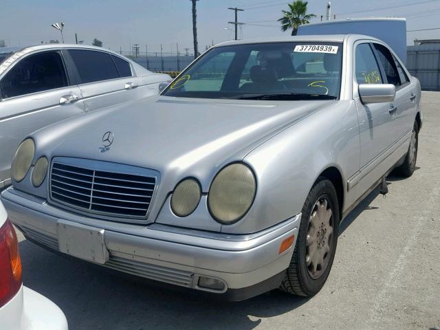 WDBJF65F2WA629540 - 1998 MERCEDES-BENZ E 320 SILVER photo 2