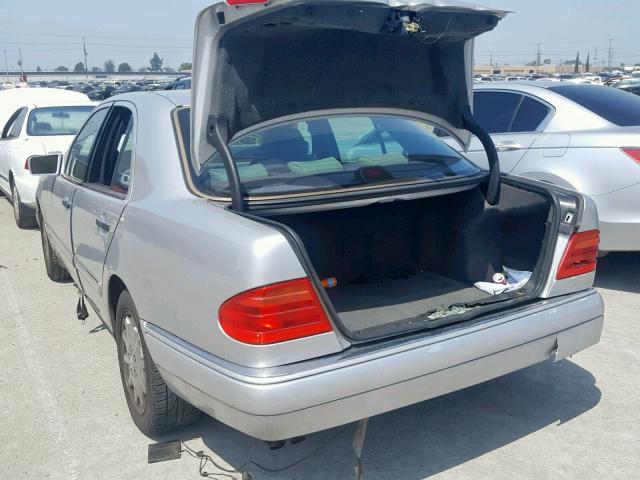 WDBJF65F2WA629540 - 1998 MERCEDES-BENZ E 320 SILVER photo 3