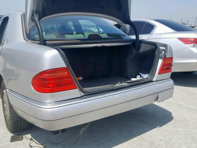 WDBJF65F2WA629540 - 1998 MERCEDES-BENZ E 320 SILVER photo 9