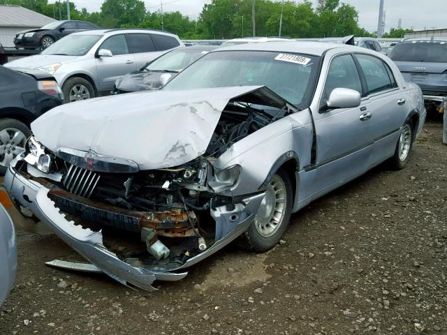 1LNHM81W41Y643586 - 2001 LINCOLN TOWN CAR E SILVER photo 2