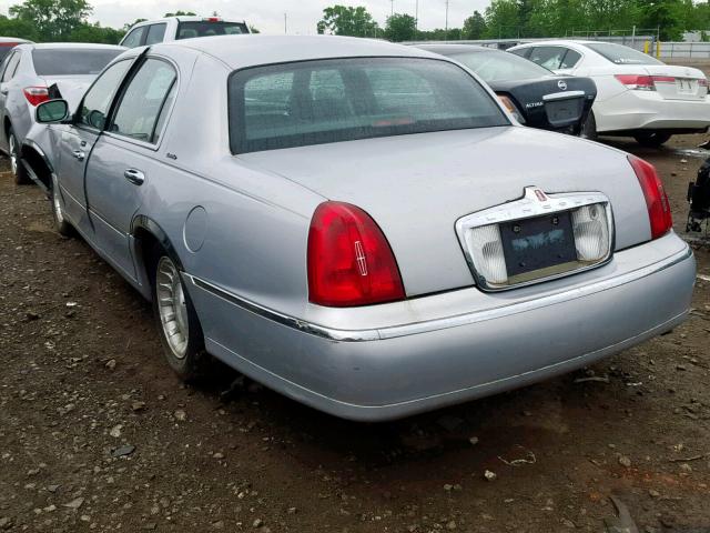 1LNHM81W41Y643586 - 2001 LINCOLN TOWN CAR E SILVER photo 3