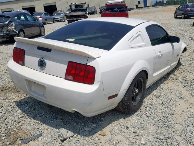 1ZVHT82H385110144 - 2008 FORD MUSTANG GT WHITE photo 4