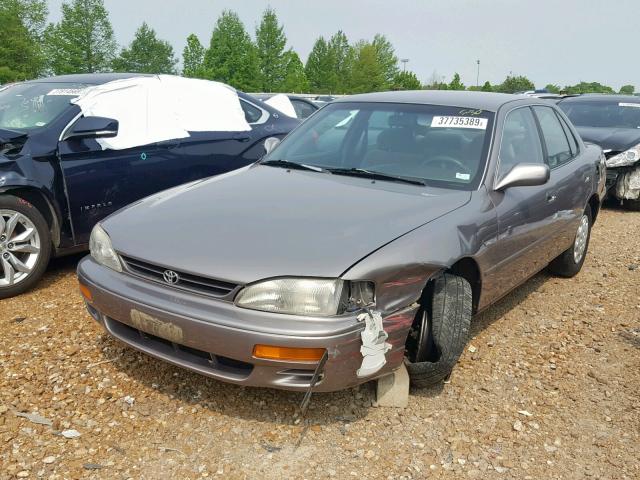 4T1BG12K8TU692204 - 1996 TOYOTA CAMRY DX GRAY photo 2