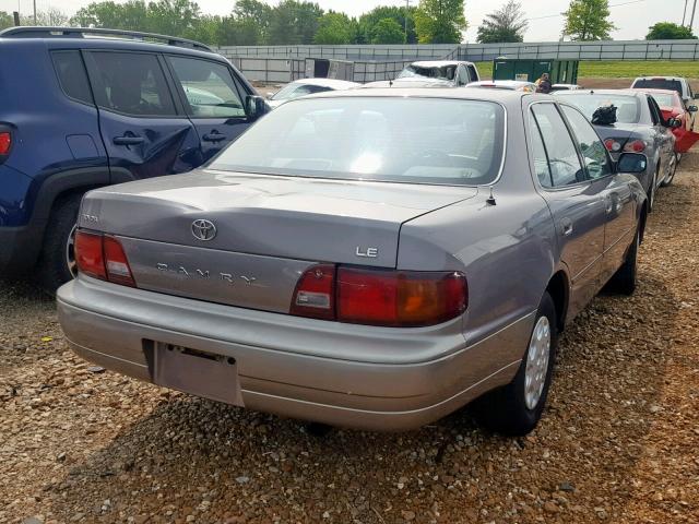 4T1BG12K8TU692204 - 1996 TOYOTA CAMRY DX GRAY photo 4