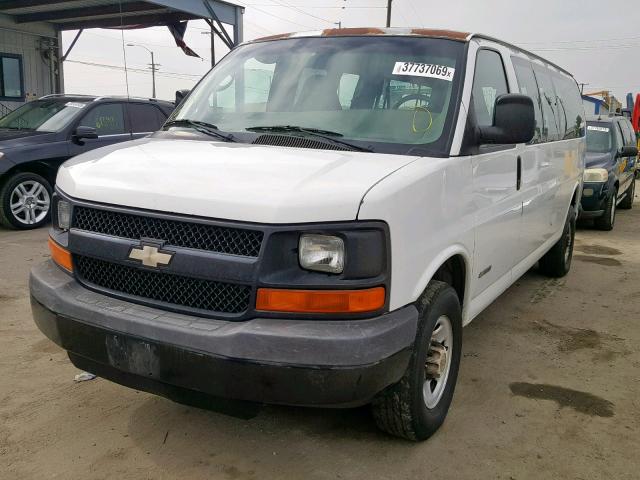 1GAHG39U341207660 - 2004 CHEVROLET EXPRESS G3 WHITE photo 2