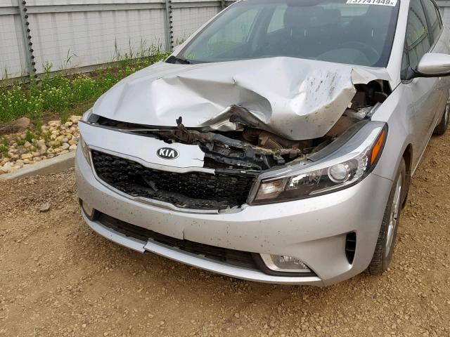 3KPFL4A81HE123676 - 2017 KIA FORTE EX SILVER photo 9