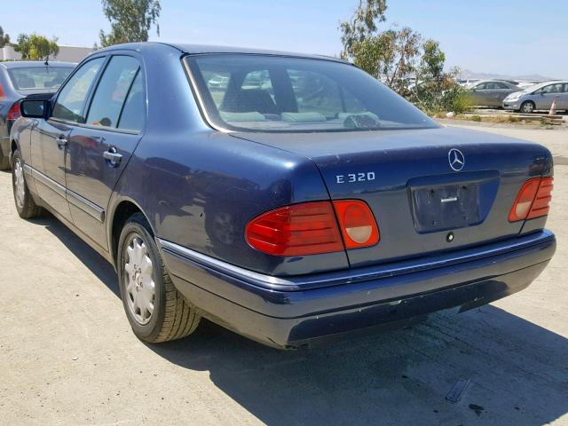 WDBJF65FXWA690215 - 1998 MERCEDES-BENZ E 320 BLUE photo 3