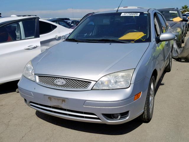 1FAFP38Z06W186130 - 2006 FORD FOCUS ZX4 SILVER photo 2