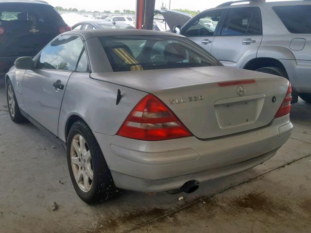 WDBKK47F9YF146702 - 2000 MERCEDES-BENZ SLK 230 KO GRAY photo 3