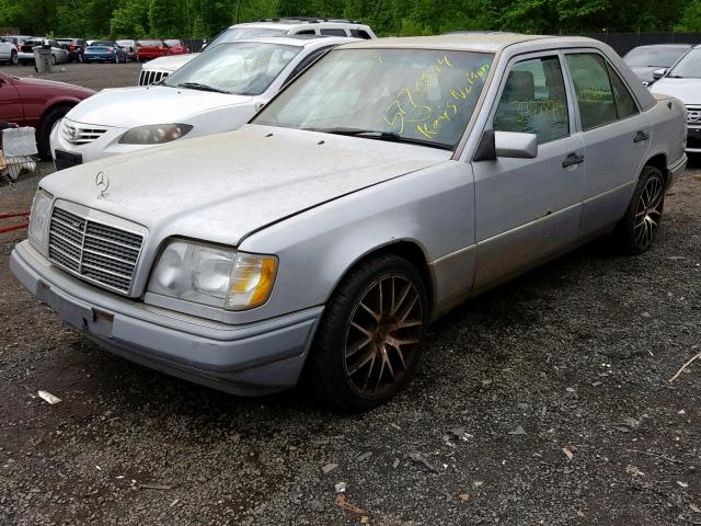 WDBEA32E5RC072531 - 1994 MERCEDES-BENZ E 320 SILVER photo 2