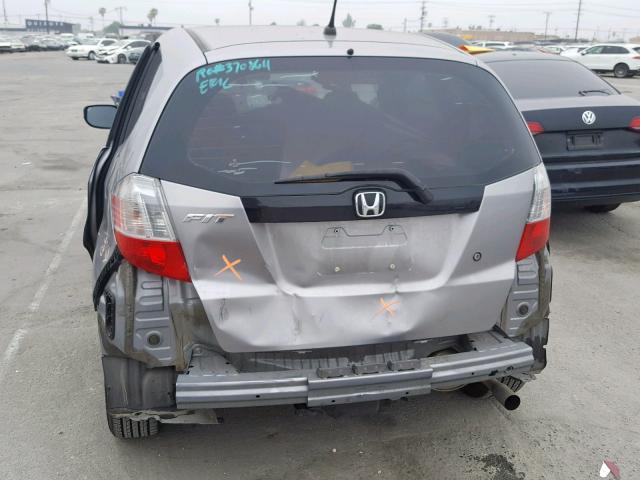 JHMGE8H24AC016690 - 2010 HONDA FIT SILVER photo 9