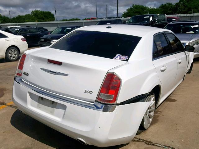 2C3CCAAGXDH657559 - 2013 CHRYSLER 300 WHITE photo 4