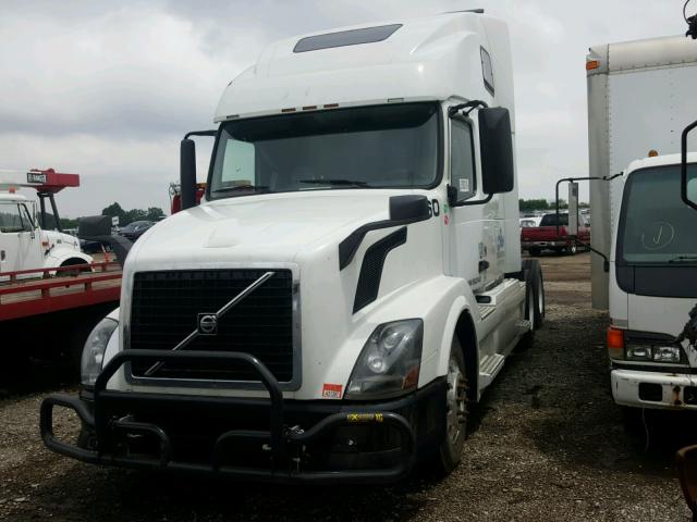 4V4NC9TG5BN286447 - 2011 VOLVO VN VNL WHITE photo 2