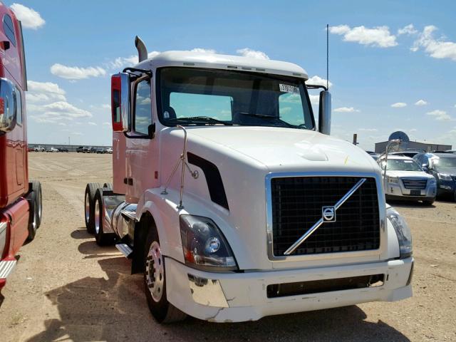 4V4NC9EH2BN535051 - 2011 VOLVO VN VNL WHITE photo 1