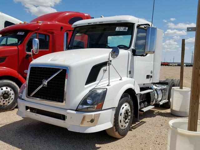 4V4NC9EH2BN535051 - 2011 VOLVO VN VNL WHITE photo 2