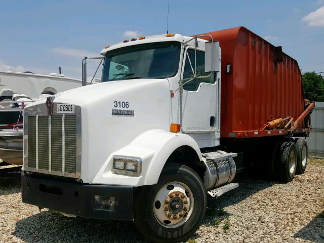 3BKDLT0X03F383649 - 2003 KENWORTH CONSTRUCTI WHITE photo 2