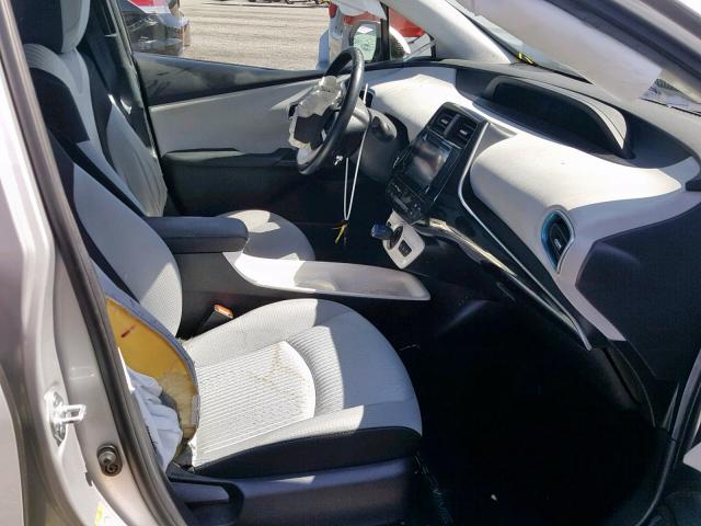 JTDKARFP2H3015754 - 2017 TOYOTA PRIUS PRIM 银色 照片 5