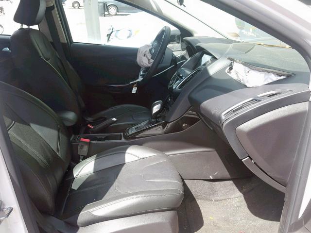 1FADP3N21JL290876 - 2018 FORD FOCUS TITA WHITE photo 5