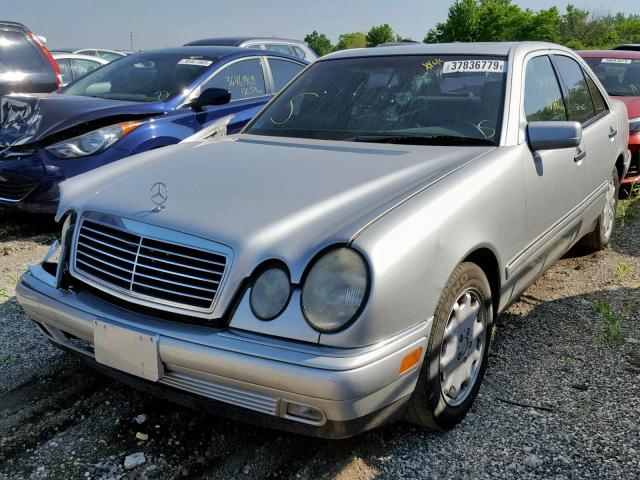 WDBJF65FXWA631486 - 1998 MERCEDES-BENZ E 320 SILVER photo 2