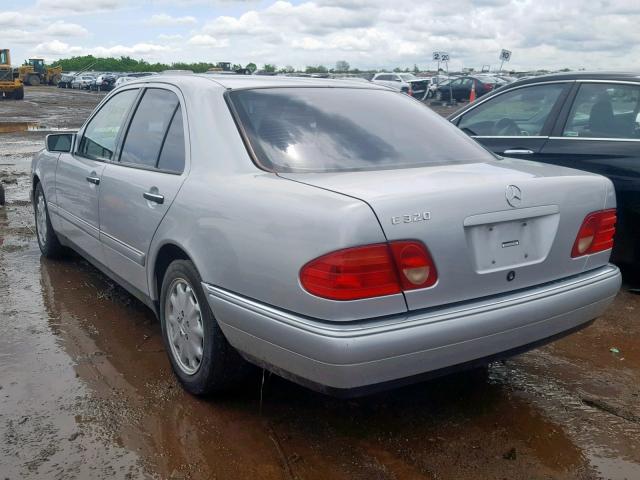 WDBJF65FXWA631486 - 1998 MERCEDES-BENZ E 320 SILVER photo 3