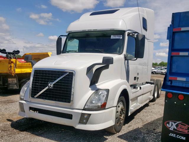 4V4NC9TH9DN145621 - 2013 VOLVO VN VNL WHITE photo 2