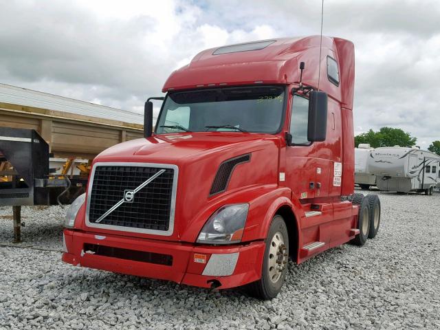 4V4NC9TG7AN284262 - 2010 VOLVO VN VNL RED photo 2