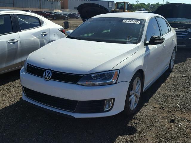 3VW467AJ1CM129606 - 2012 VOLKSWAGEN JETTA GLI WHITE photo 2