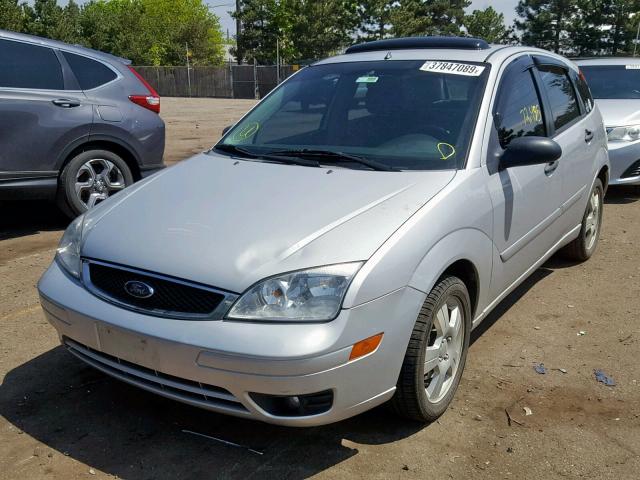 1FAHP37NX7W332168 - 2007 FORD FOCUS ZX5 SILVER photo 2